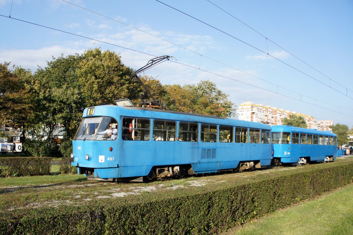 Kroatien / Straßenbahn Zagreb / Tramvaj Zagreb / Zagrebački Električni Tramvaj (ZET): Tatra T4YU - Wagen 487, aufgenommen im Oktober 2017 an der Haltestelle  Sopot  im Stadtgebiet von Zagreb.