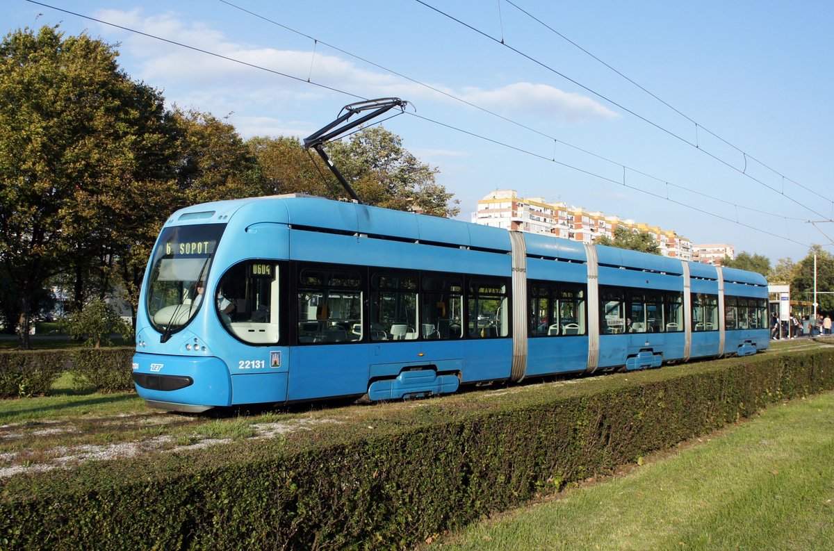 Kroatien / Straßenbahn Zagreb / Tramvaj Zagreb / Zagrebački Električni Tramvaj (ZET): CroTram TMK 2200 - Wagen 22131, aufgenommen im Oktober 2017 an der Haltestelle  Sopot  im Stadtgebiet von Zagreb.