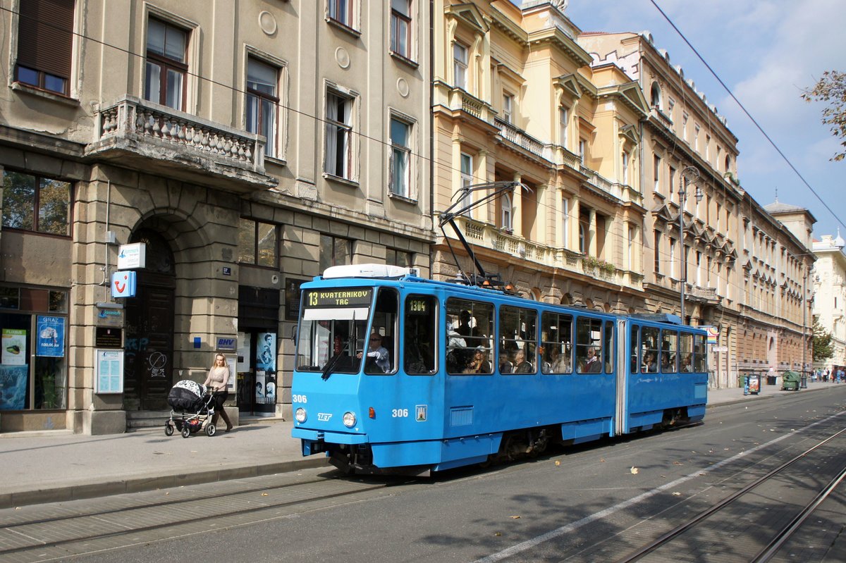 Kroatien / Straßenbahn Zagreb / Tramvaj Zagreb / Zagrebački Električni Tramvaj (ZET): Tatra KT4YU - Wagen 306, aufgenommen im Oktober 2017 in der Nähe vom Hauptbahnhof in Zagreb.