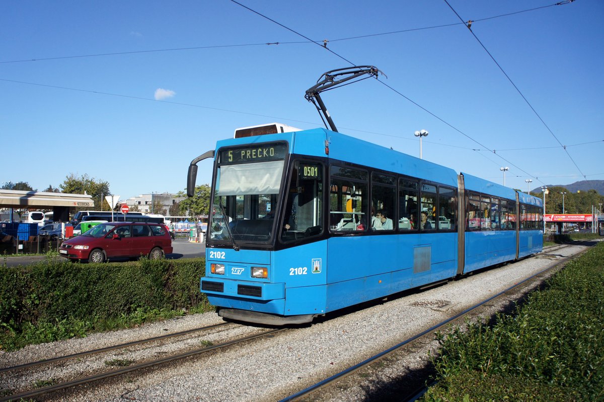 Kroatien / Straßenbahn Zagreb / Tramvaj Zagreb / Zagrebački Električni Tramvaj (ZET): Končar / TŽV Gredelj TMK 2100 - Wagen 2102, aufgenommen im Oktober 2017 in der Nähe der Haltestelle  Autobusni Kolodvor  im Stadtgebiet von Zagreb.