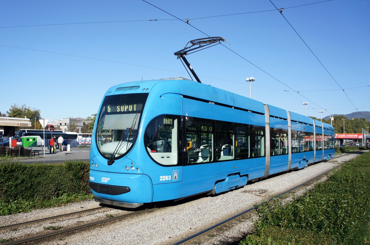 Kroatien / Straßenbahn Zagreb / Tramvaj Zagreb / Zagrebački Električni Tramvaj (ZET): CroTram TMK 2200 - Wagen 2263, aufgenommen im Oktober 2017 in der Nähe der Haltestelle  Autobusni Kolodvor  im Stadtgebiet von Zagreb.