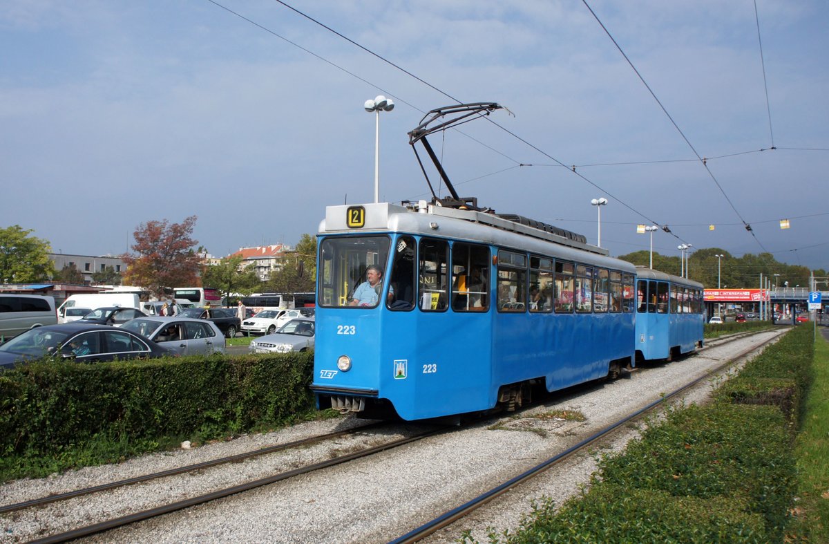 Kroatien / Straßenbahn Zagreb / Tramvaj Zagreb / Zagrebački Električni Tramvaj (ZET): Đuro Đaković TMK 201 - Wagen 223, aufgenommen im Oktober 2017 in der Nähe der Haltestelle  Autobusni Kolodvor  im Stadtgebiet von Zagreb.