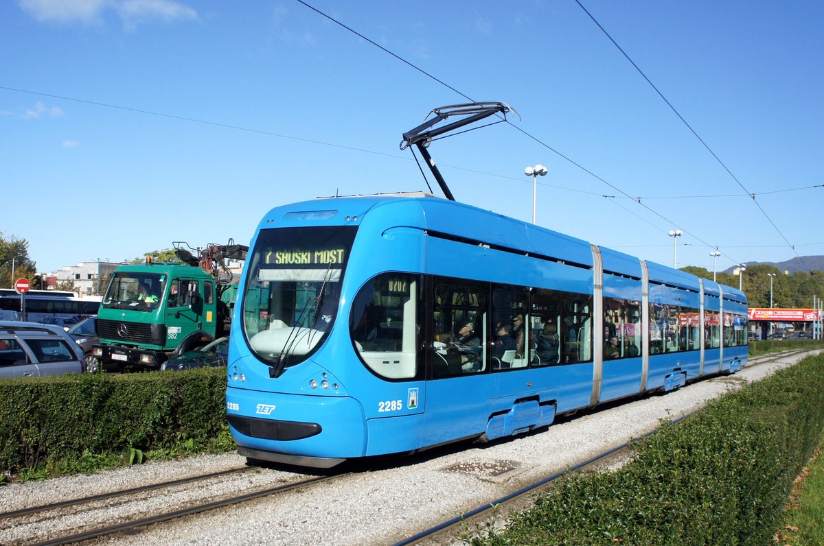 Kroatien / Straßenbahn Zagreb / Tramvaj Zagreb / Zagrebački Električni Tramvaj (ZET): CroTram TMK 2200 - Wagen 2285, aufgenommen im Oktober 2017 in der Nähe der Haltestelle  Autobusni Kolodvor  im Stadtgebiet von Zagreb.