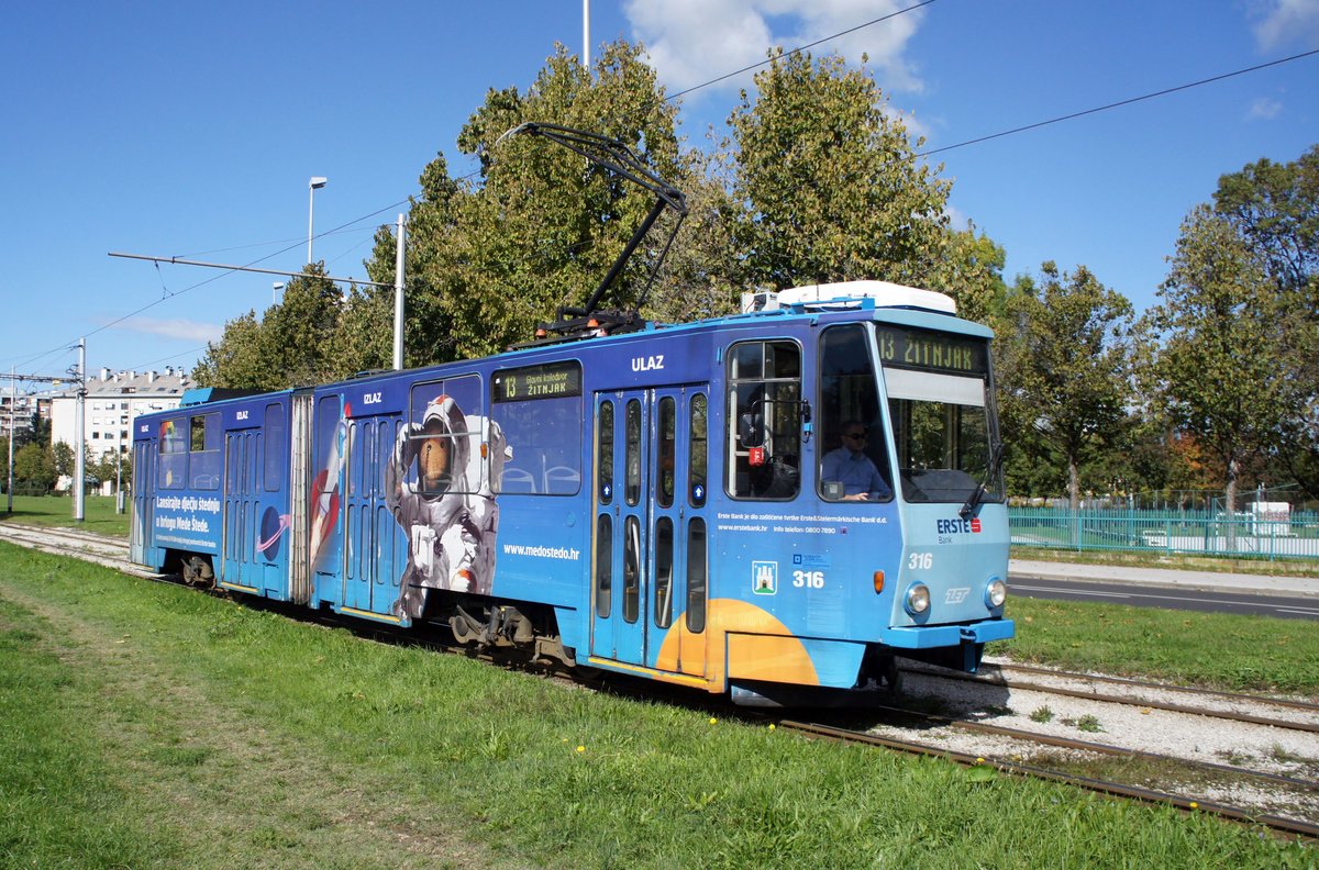 Kroatien / Straßenbahn Zagreb / Tramvaj Zagreb / Zagrebački Električni Tramvaj (ZET): Tatra KT4YU - Wagen 316, aufgenommen im Oktober 2017 in der Nähe der Haltestelle  Getaldićeva  im Stadtgebiet von Zagreb.