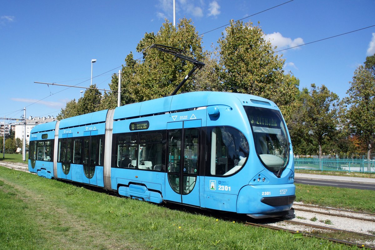 Kroatien / Straßenbahn Zagreb / Tramvaj Zagreb / Zagrebački Električni Tramvaj (ZET): CroTram TMK 2300 - Wagen 2301, aufgenommen im Oktober 2017 in der Nähe der Haltestelle  Getaldićeva  im Stadtgebiet von Zagreb.
