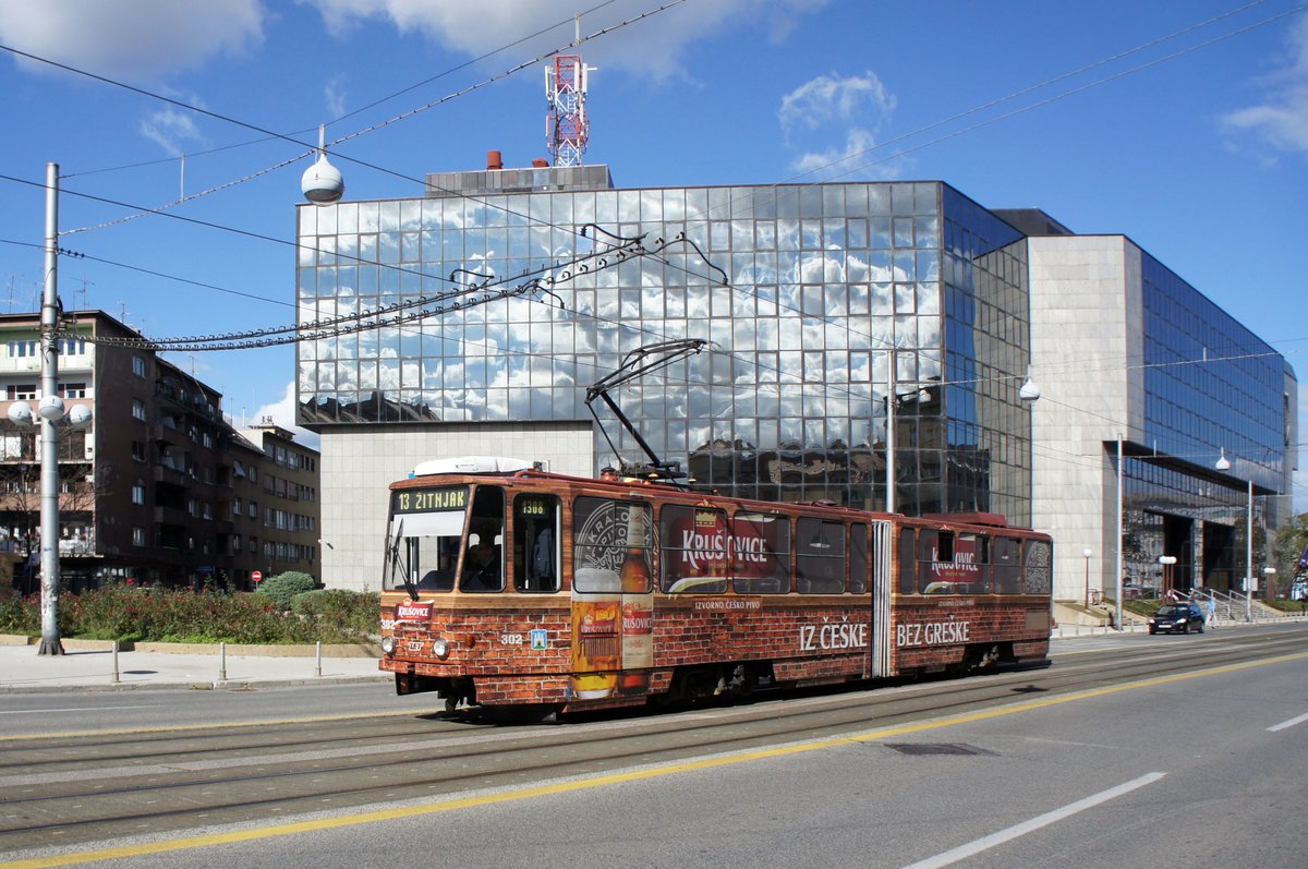 Kroatien / Straßenbahn Zagreb / Tramvaj Zagreb / Zagrebački Električni Tramvaj (ZET): Tatra KT4YU - Wagen 302, aufgenommen im Oktober 2017 in der Nähe der Haltestelle  Tr¸nica Kvatrić  im Stadtgebiet von Zagreb.