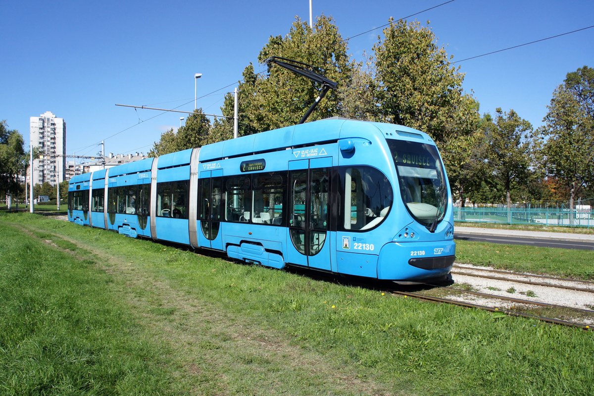 Kroatien / Straßenbahn Zagreb / Tramvaj Zagreb / Zagrebački Električni Tramvaj (ZET): CroTram TMK 2200 - Wagen 22130, aufgenommen im Oktober 2017 in der Nähe der Haltestelle  Getaldićeva  im Stadtgebiet von Zagreb.