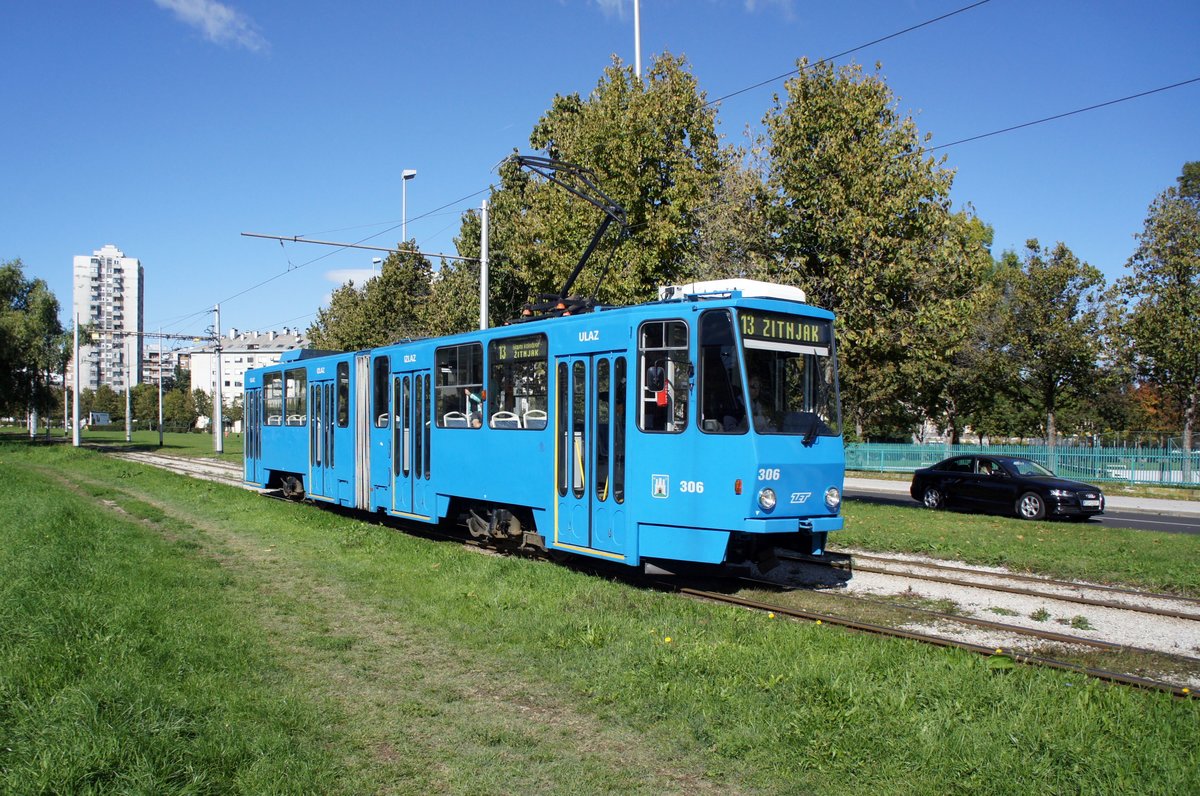 Kroatien / Straßenbahn Zagreb / Tramvaj Zagreb / Zagrebački Električni Tramvaj (ZET): Tatra KT4YU - Wagen 306, aufgenommen im Oktober 2017 in der Nähe der Haltestelle  Getaldićeva  im Stadtgebiet von Zagreb.