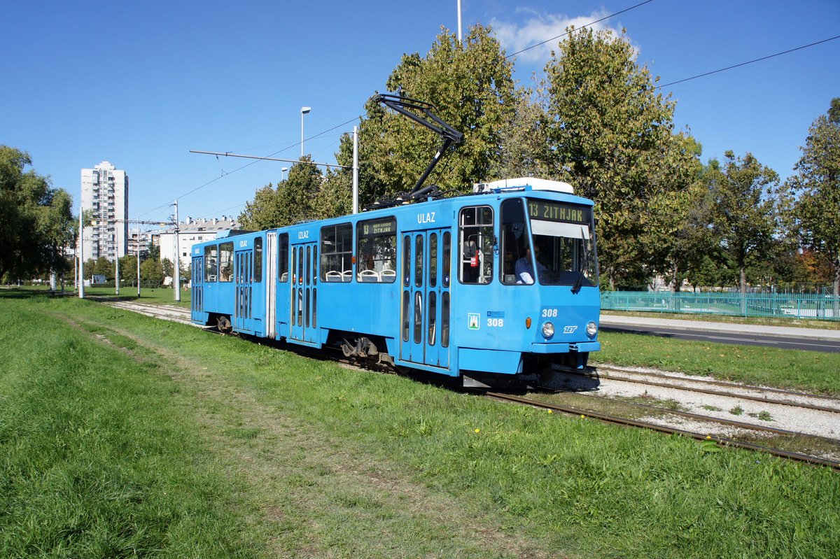 Kroatien / Straßenbahn Zagreb / Tramvaj Zagreb / Zagrebački Električni Tramvaj (ZET): Tatra KT4YU - Wagen 308, aufgenommen im Oktober 2017 in der Nähe der Haltestelle  Getaldićeva  im Stadtgebiet von Zagreb.