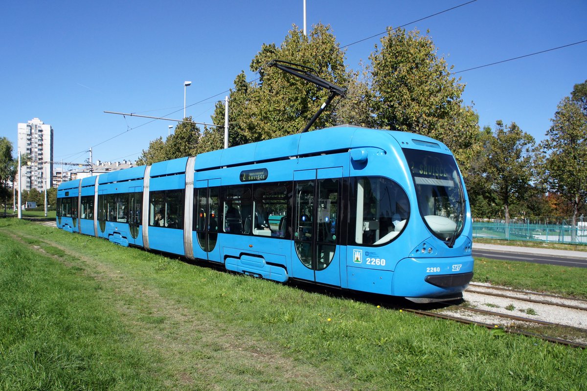 Kroatien / Straßenbahn Zagreb / Tramvaj Zagreb / Zagrebački Električni Tramvaj (ZET): CroTram TMK 2200 - Wagen 2260, aufgenommen im Oktober 2017 in der Nähe der Haltestelle  Getaldićeva  im Stadtgebiet von Zagreb.