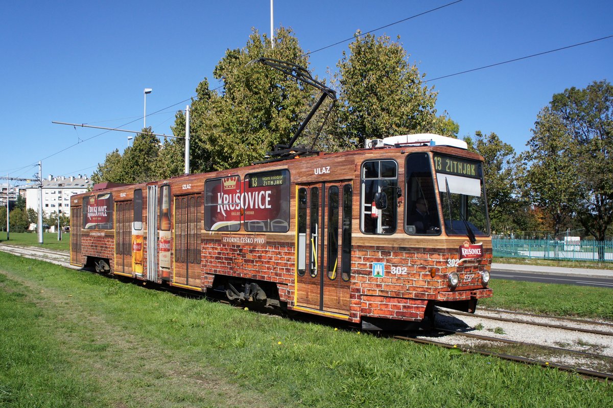 Kroatien / Straßenbahn Zagreb / Tramvaj Zagreb / Zagrebački Električni Tramvaj (ZET): Tatra KT4YU - Wagen 302, aufgenommen im Oktober 2017 in der Nähe der Haltestelle  Getaldićeva  im Stadtgebiet von Zagreb.
