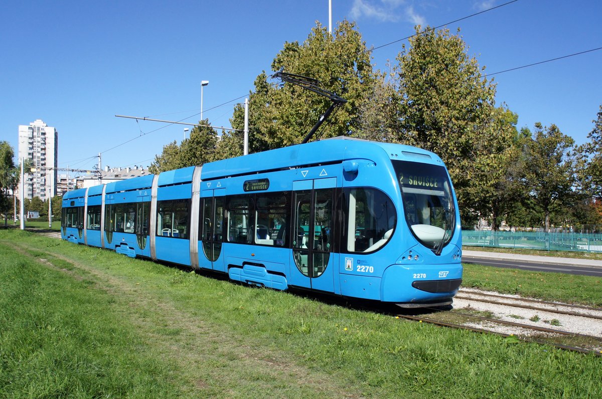 Kroatien / Straßenbahn Zagreb / Tramvaj Zagreb / Zagrebački Električni Tramvaj (ZET): CroTram TMK 2200 - Wagen 2270, aufgenommen im Oktober 2017 in der Nähe der Haltestelle  Getaldićeva  im Stadtgebiet von Zagreb.