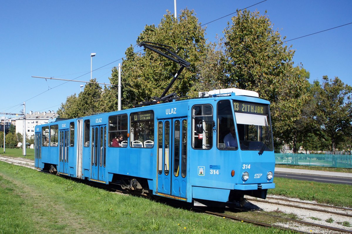 Kroatien / Straßenbahn Zagreb / Tramvaj Zagreb / Zagrebački Električni Tramvaj (ZET): Tatra KT4YU - Wagen 314, aufgenommen im Oktober 2017 in der Nähe der Haltestelle  Getaldićeva  im Stadtgebiet von Zagreb.