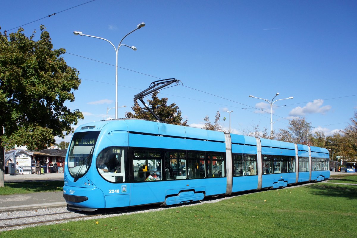Kroatien / Straßenbahn Zagreb / Tramvaj Zagreb / Zagrebački Električni Tramvaj (ZET): CroTram TMK 2200 - Wagen 2240, aufgenommen im Oktober 2017 an der Haltestelle  Borongaj  im Stadtgebiet von Zagreb.