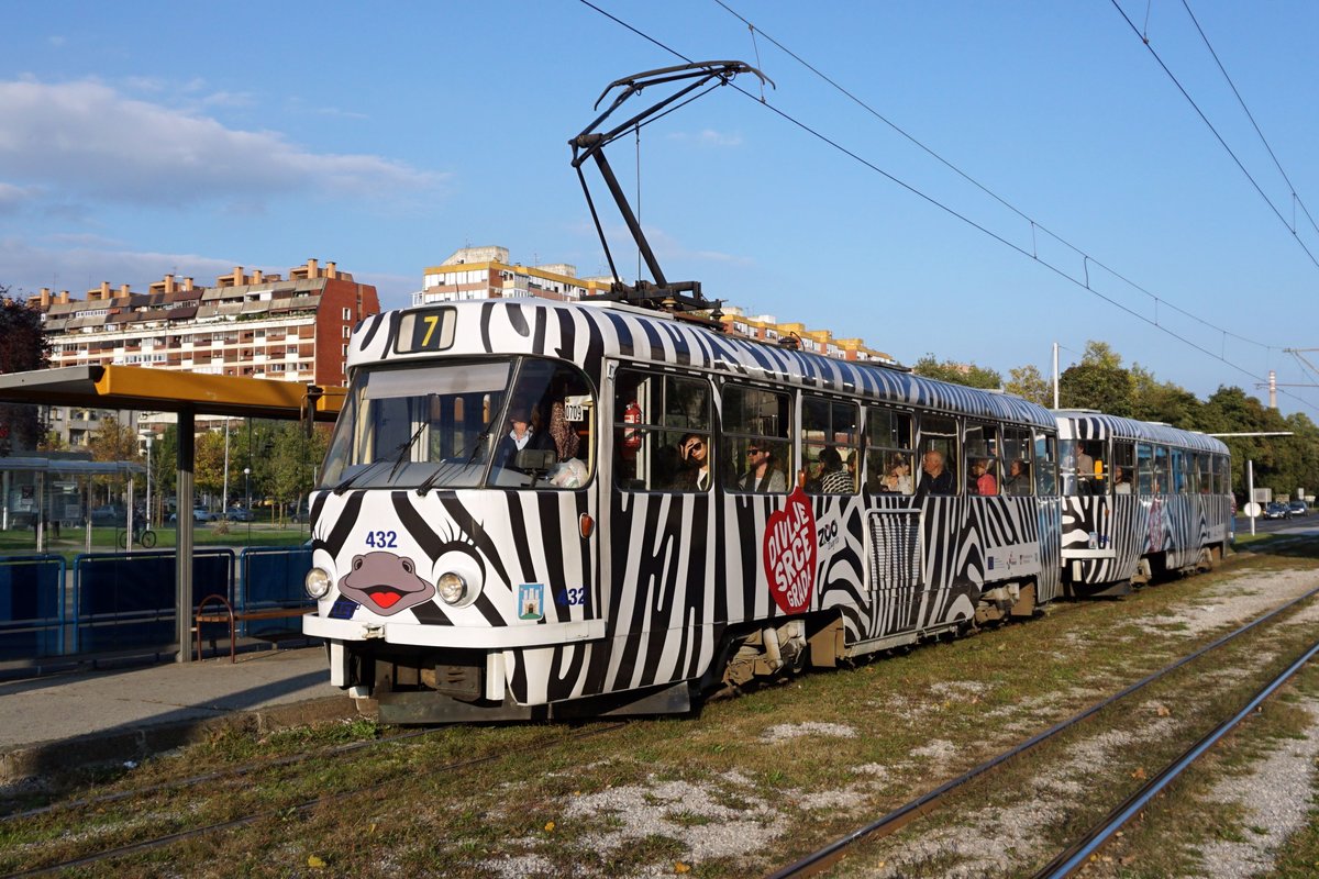 Kroatien / Straßenbahn Zagreb / Tramvaj Zagreb / Zagrebački Električni Tramvaj (ZET): Tatra T4YU - Wagen 432, aufgenommen im Oktober 2017 an der Haltestelle  Sopot  im Stadtgebiet von Zagreb.