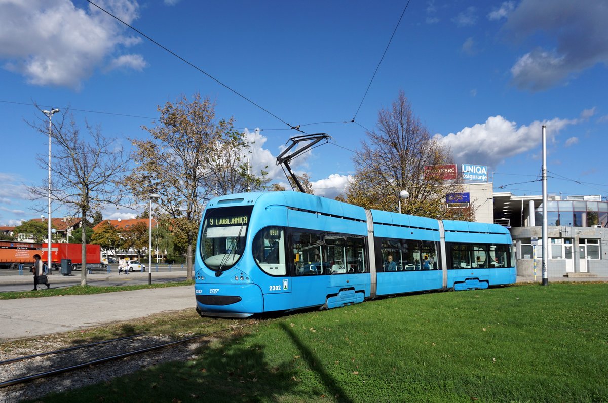 Kroatien / Straßenbahn Zagreb / Tramvaj Zagreb / Zagrebački Električni Tramvaj (ZET): CroTram TMK 2300 - Wagen 2302, aufgenommen im Oktober 2017 an der Haltestelle  Borongaj  im Stadtgebiet von Zagreb.