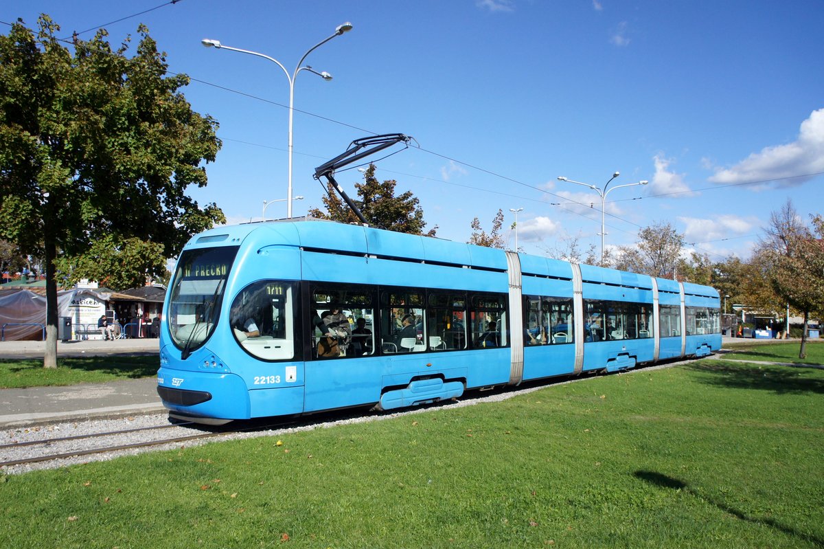 Kroatien / Straßenbahn Zagreb / Tramvaj Zagreb / Zagrebački Električni Tramvaj (ZET): CroTram TMK 2200 - Wagen 22133, aufgenommen im Oktober 2017 an der Haltestelle  Borongaj  im Stadtgebiet von Zagreb.