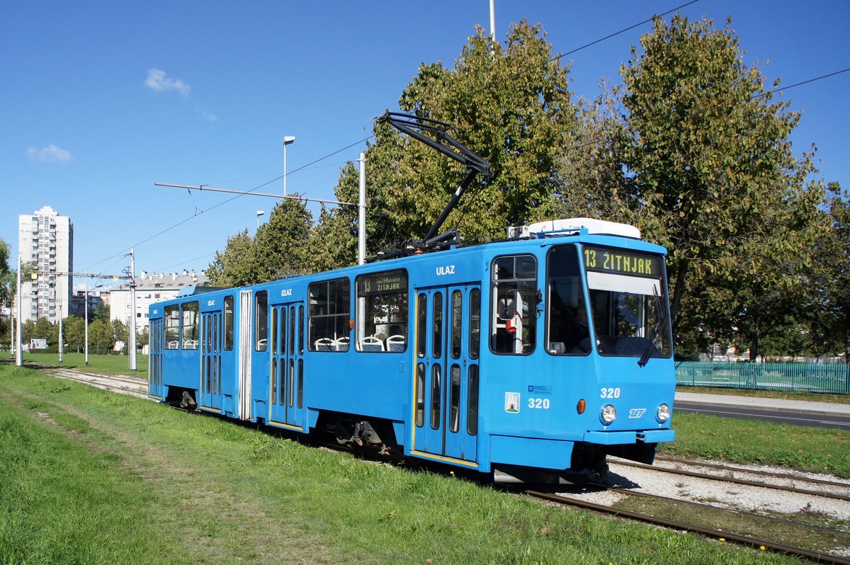 Kroatien / Straßenbahn Zagreb / Tramvaj Zagreb / Zagrebački Električni Tramvaj (ZET): Tatra KT4YU - Wagen 320, aufgenommen im Oktober 2017 in der Nähe der Haltestelle  Getaldićeva  im Stadtgebiet von Zagreb.