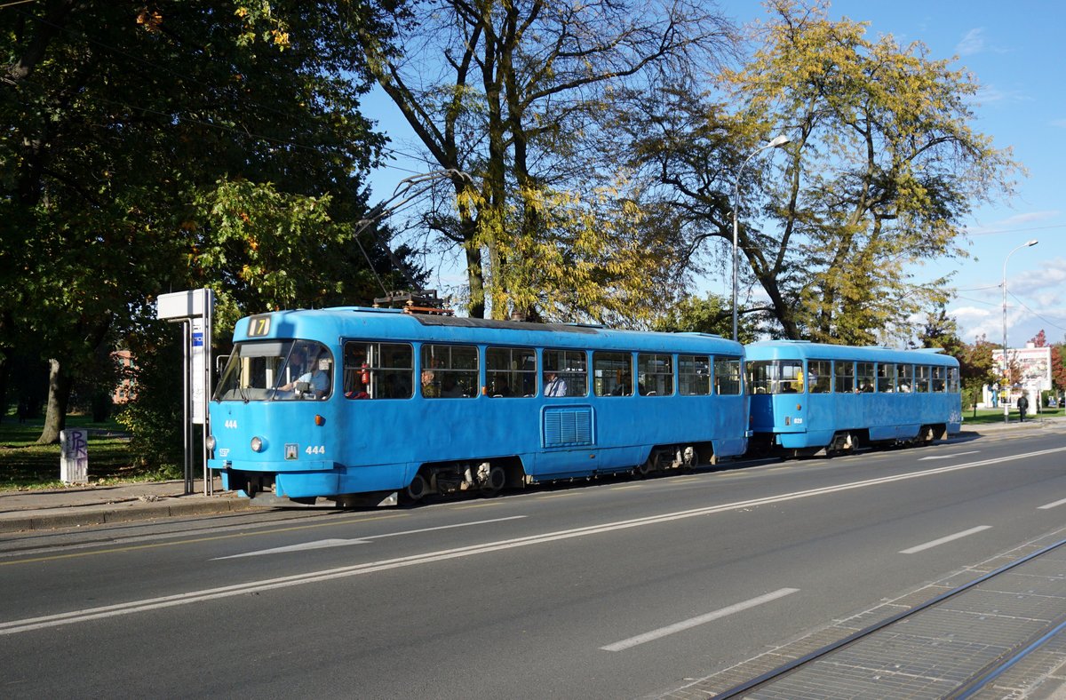 Kroatien / Straßenbahn Zagreb / Tramvaj Zagreb / Zagrebački Električni Tramvaj (ZET): Tatra T4YU - Wagen 444, aufgenommen im Oktober 2017 an der Haltestelle  Ravnice  im Stadtgebiet von Zagreb. 