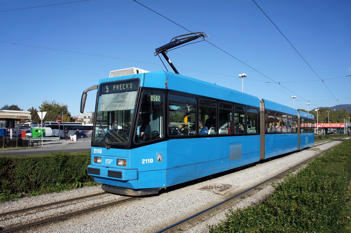 Kroatien / Straßenbahn Zagreb / Tramvaj Zagreb / Zagrebački Električni Tramvaj (ZET): Končar / TŽV Gredelj TMK 2100 - Wagen 2110, aufgenommen im Oktober 2017 in der Nähe der Haltestelle  Autobusni Kolodvor  im Stadtgebiet von Zagreb.