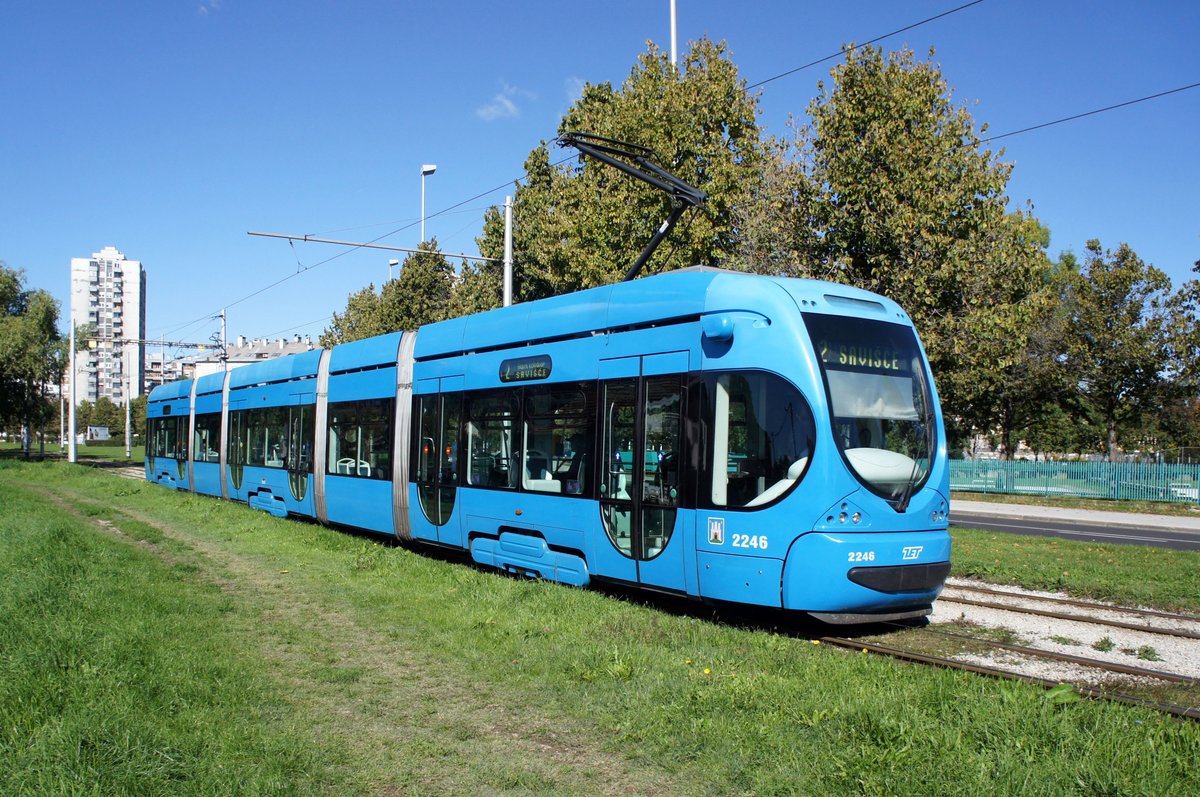 Kroatien / Straßenbahn Zagreb / Tramvaj Zagreb / Zagrebački Električni Tramvaj (ZET): CroTram TMK 2200 - Wagen 2246, aufgenommen im Oktober 2017 in der Nähe der Haltestelle  Getaldićeva  im Stadtgebiet von Zagreb.