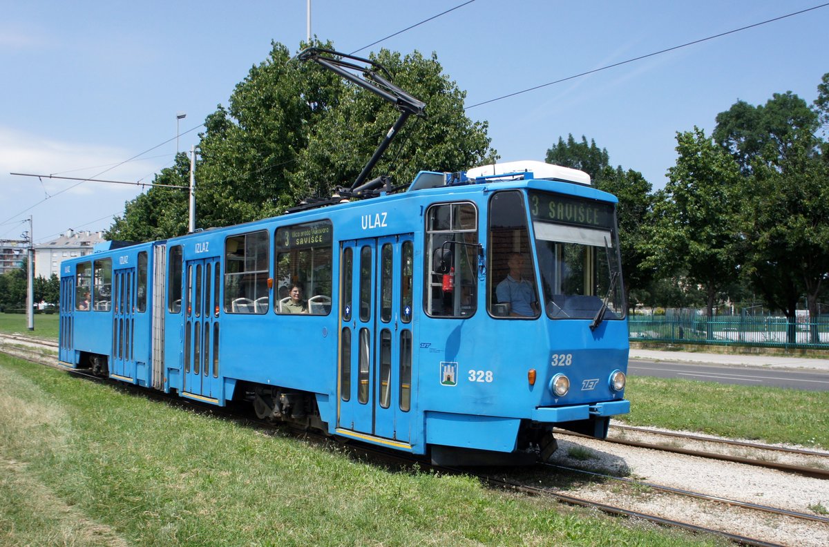 Kroatien / Straßenbahn Zagreb / Tramvaj Zagreb / Zagrebački Električni Tramvaj (ZET): Tatra KT4YU - Wagen 328, aufgenommen im Juni 2018 in der Nähe der Haltestelle  Getaldićeva  im Stadtgebiet von Zagreb.
