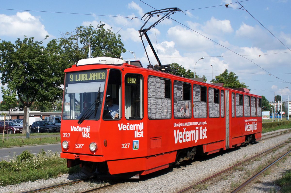 Kroatien / Straßenbahn Zagreb / Tramvaj Zagreb / Zagrebački Električni Tramvaj (ZET): Tatra KT4YU - Wagen 327, aufgenommen im Juni 2018 in der Nähe der Haltestelle  Borongaj  im Stadtgebiet von Zagreb.