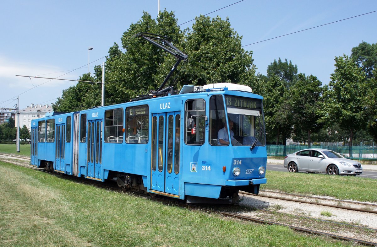 Kroatien / Straßenbahn Zagreb / Tramvaj Zagreb / Zagrebački Električni Tramvaj (ZET): Tatra KT4YU - Wagen 314, aufgenommen im Juni 2018 in der Nähe der Haltestelle  Getaldićeva  im Stadtgebiet von Zagreb.
