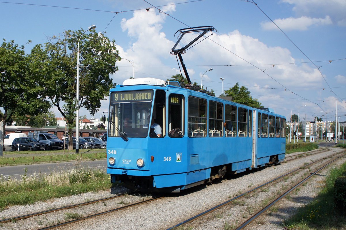 Kroatien / Straßenbahn Zagreb / Tramvaj Zagreb / Zagrebački Električni Tramvaj (ZET): Tatra KT4YU - Wagen 348, aufgenommen im Juni 2018 in der Nähe der Haltestelle  Borongaj  im Stadtgebiet von Zagreb.