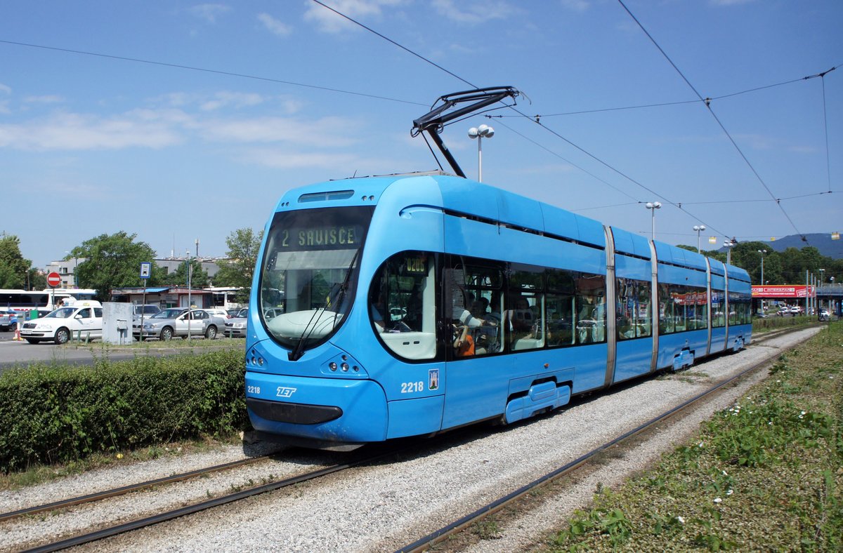 Kroatien / Straßenbahn Zagreb / Tramvaj Zagreb / Zagrebački Električni Tramvaj (ZET): CroTram TMK 2200 - Wagen 2218, aufgenommen im Juni 2018 in der Nähe der Haltestelle  Autobusni Kolodvor  im Stadtgebiet von Zagreb.