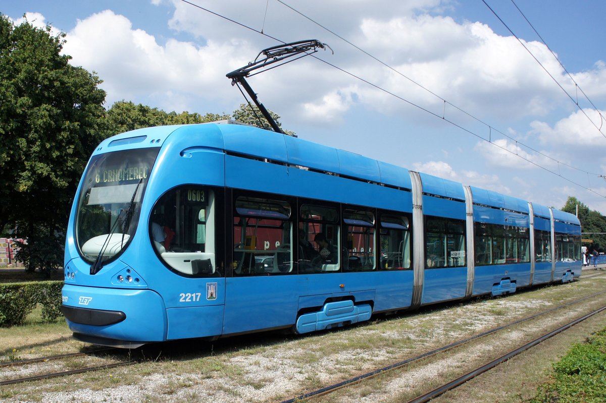 Kroatien / Straßenbahn Zagreb / Tramvaj Zagreb / Zagrebački Električni Tramvaj (ZET): CroTram TMK 2200 - Wagen 2217, aufgenommen im Juni 2018 an der Haltestelle  Sopot  im Stadtgebiet von Zagreb.