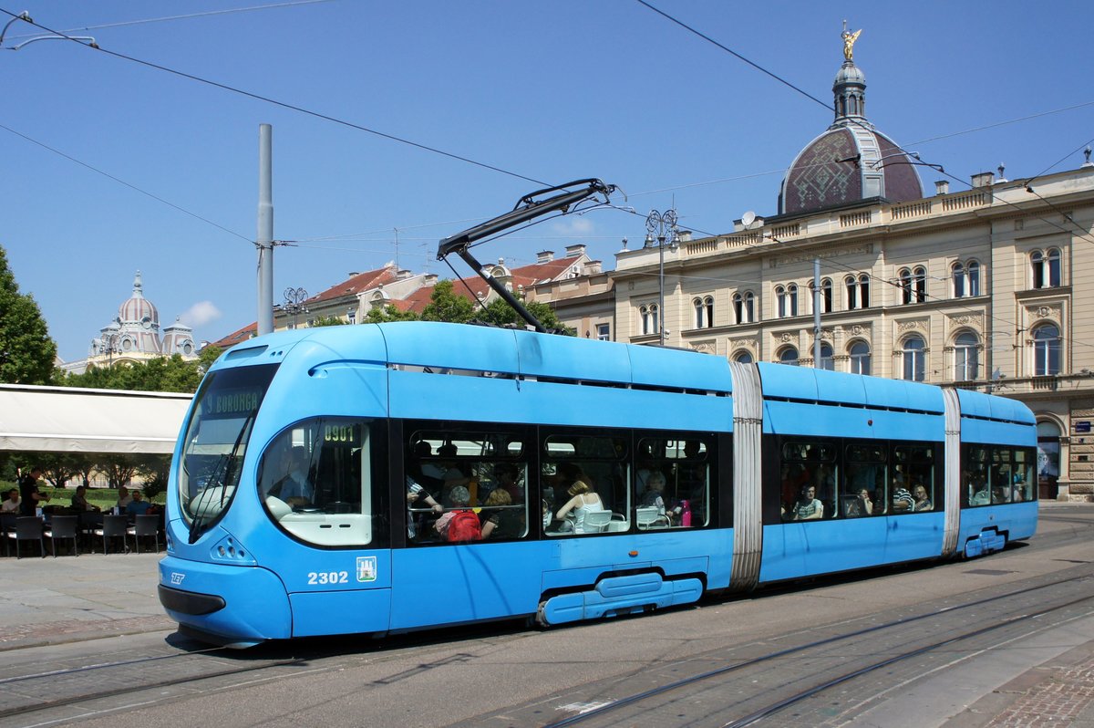 Kroatien / Straenbahn Zagreb / Tramvaj Zagreb / Zagrebački Električni Tramvaj (ZET): CroTram TMK 2300 - Wagen 2302, aufgenommen im Juni 2018 am Hauptbahnhof in Zagreb.
