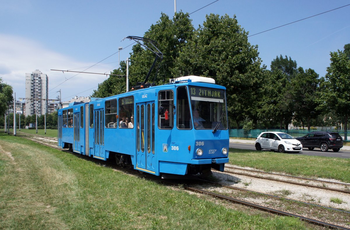 Kroatien / Straßenbahn Zagreb / Tramvaj Zagreb / Zagrebački Električni Tramvaj (ZET): Tatra KT4YU - Wagen 306, aufgenommen im Juni 2018 in der Nähe der Haltestelle  Getaldićeva  im Stadtgebiet von Zagreb.