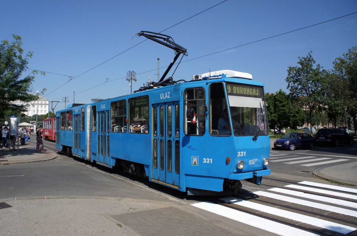 Kroatien / Straßenbahn Zagreb / Tramvaj Zagreb / Zagrebački Električni Tramvaj (ZET): Tatra KT4YU - Wagen 331, aufgenommen im Juni 2018 am Hauptbahnhof in Zagreb.