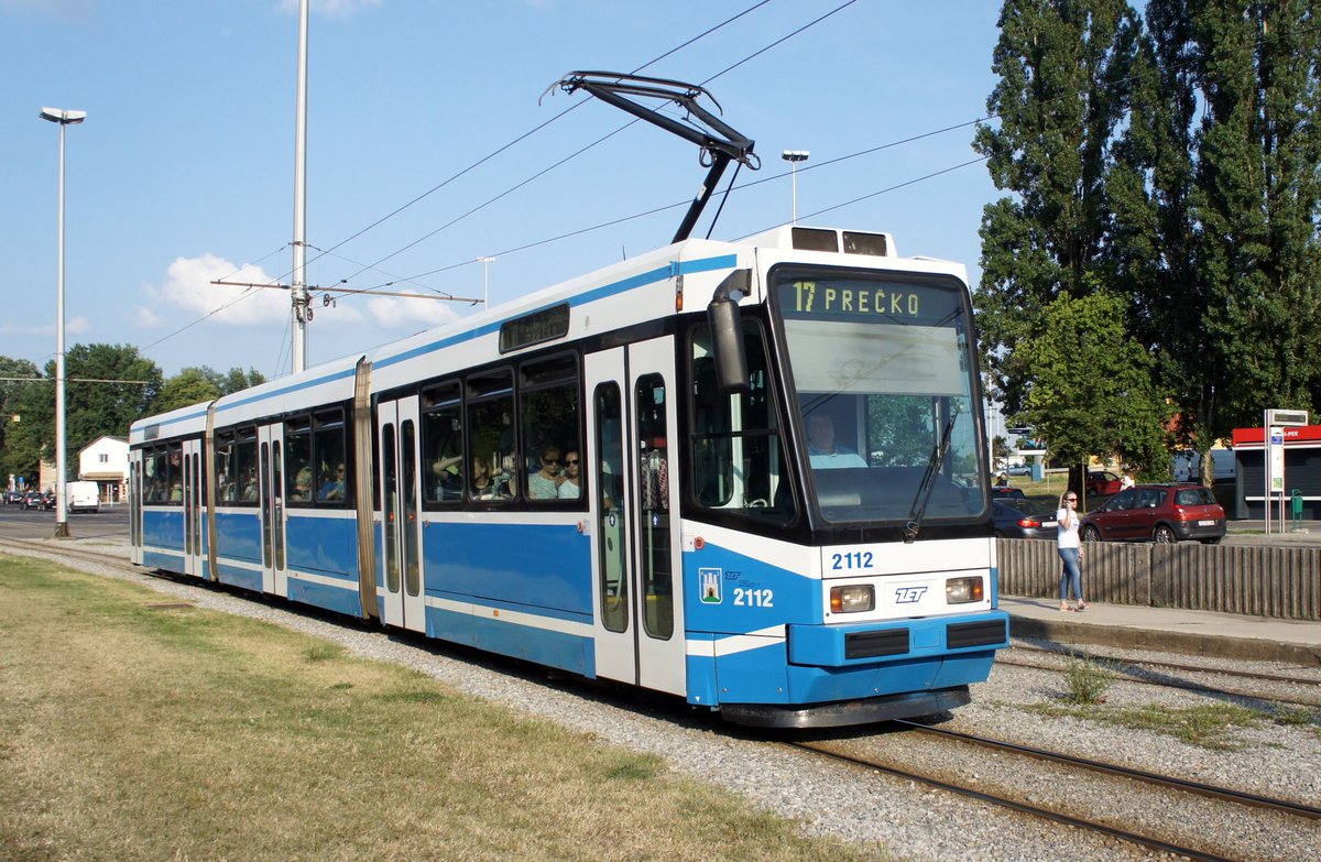 Kroatien / Straßenbahn Zagreb / Tramvaj Zagreb / Zagrebački Električni Tramvaj (ZET): Končar / TŽV Gredelj TMK 2100 - Wagen 2112, aufgenommen im Juni 2018 in der Nähe der Haltestelle  Stud. dom S. Radić  im Stadtgebiet von Zagreb.