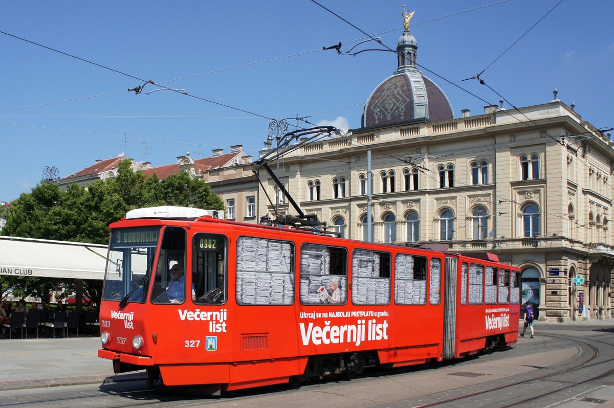 Kroatien / Straßenbahn Zagreb / Tramvaj Zagreb / Zagrebački Električni Tramvaj (ZET): Tatra KT4YU - Wagen 327, aufgenommen im Juni 2018 am Hauptbahnhof in Zagreb.