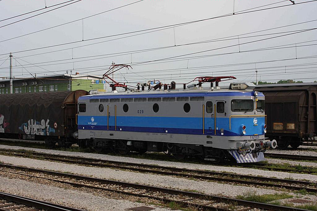 Kroatische Elektrolok im slowenischen Grenzbahnhof Dobova. Am 28.4.2008 stand dort die HZ 1141.029 abfahrbereit vor einem Güterzug, um diesen weiter nach Kroatien zu befördern.