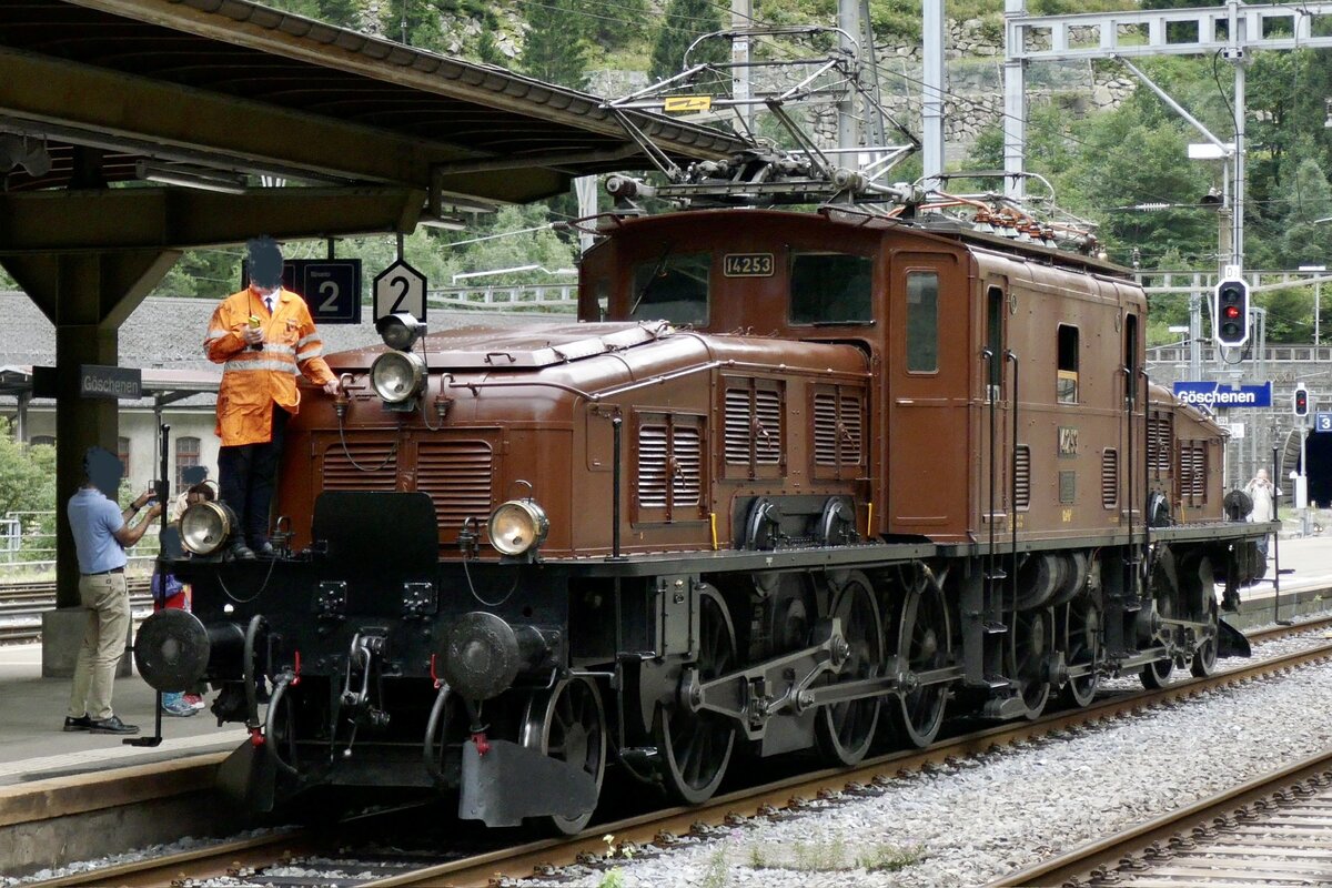 Krokodil Ce 6/8 II 14253 von SBB Historic am 13.9.25 beim Umsetzen in Glschenen.
