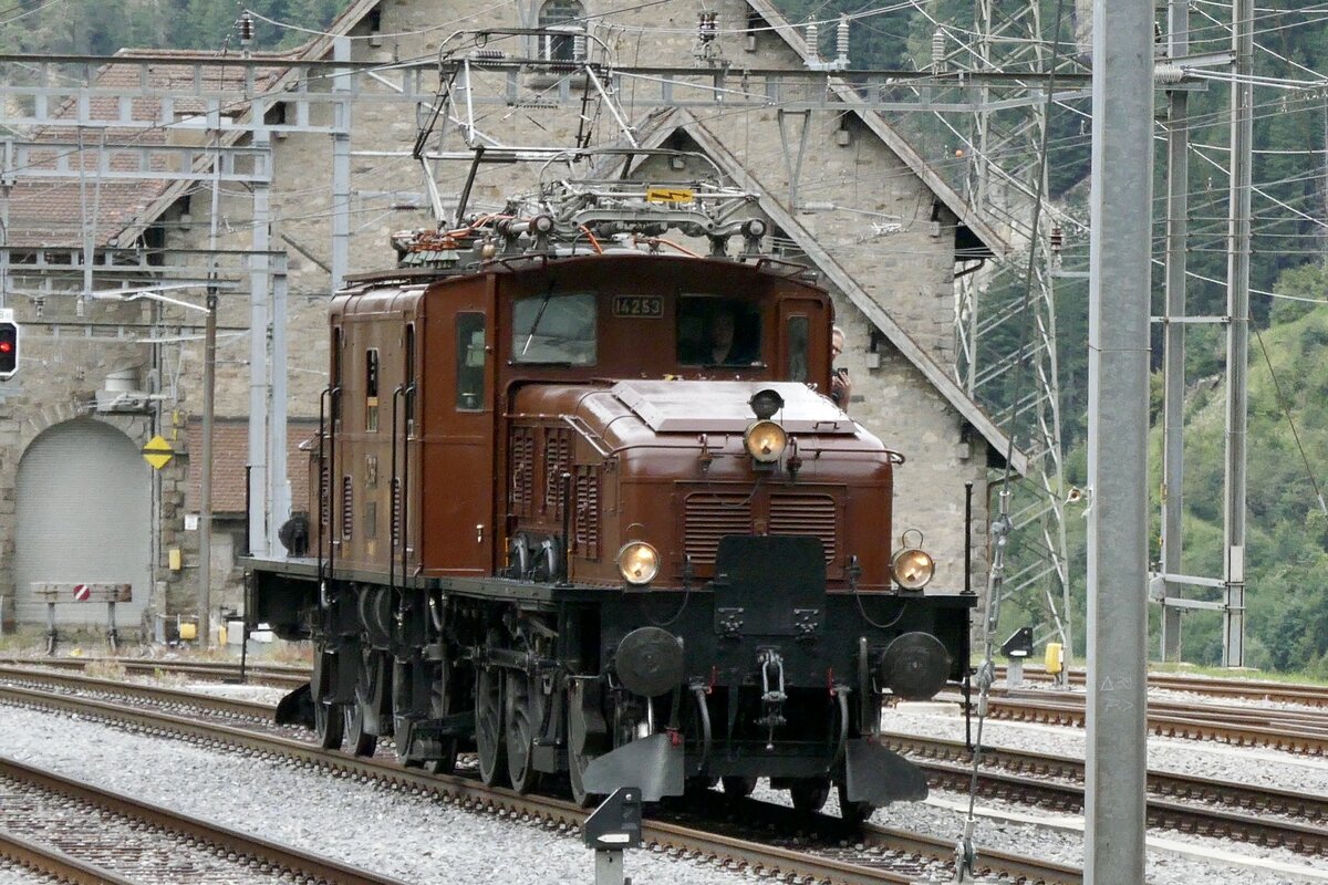 Krokodil Ce 6/8 II 14253 beim Umfahren des Zuges am 13.9.25 beim Bahnhof Göschenen.
