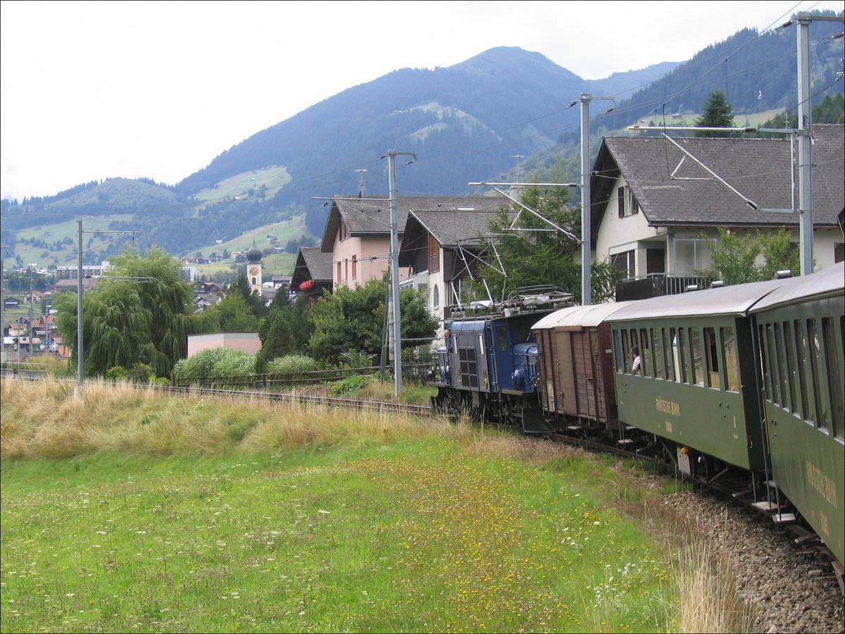  Krokodil  Ge 6/6 I Nr. 412 mit dem Nostalgie-Glacier-Express bestehend aus historischen RhB Dampfzugwaggons kurz vor Einfahrt in Disentis (aus dem Zug fotografiet); 13.08.2005
