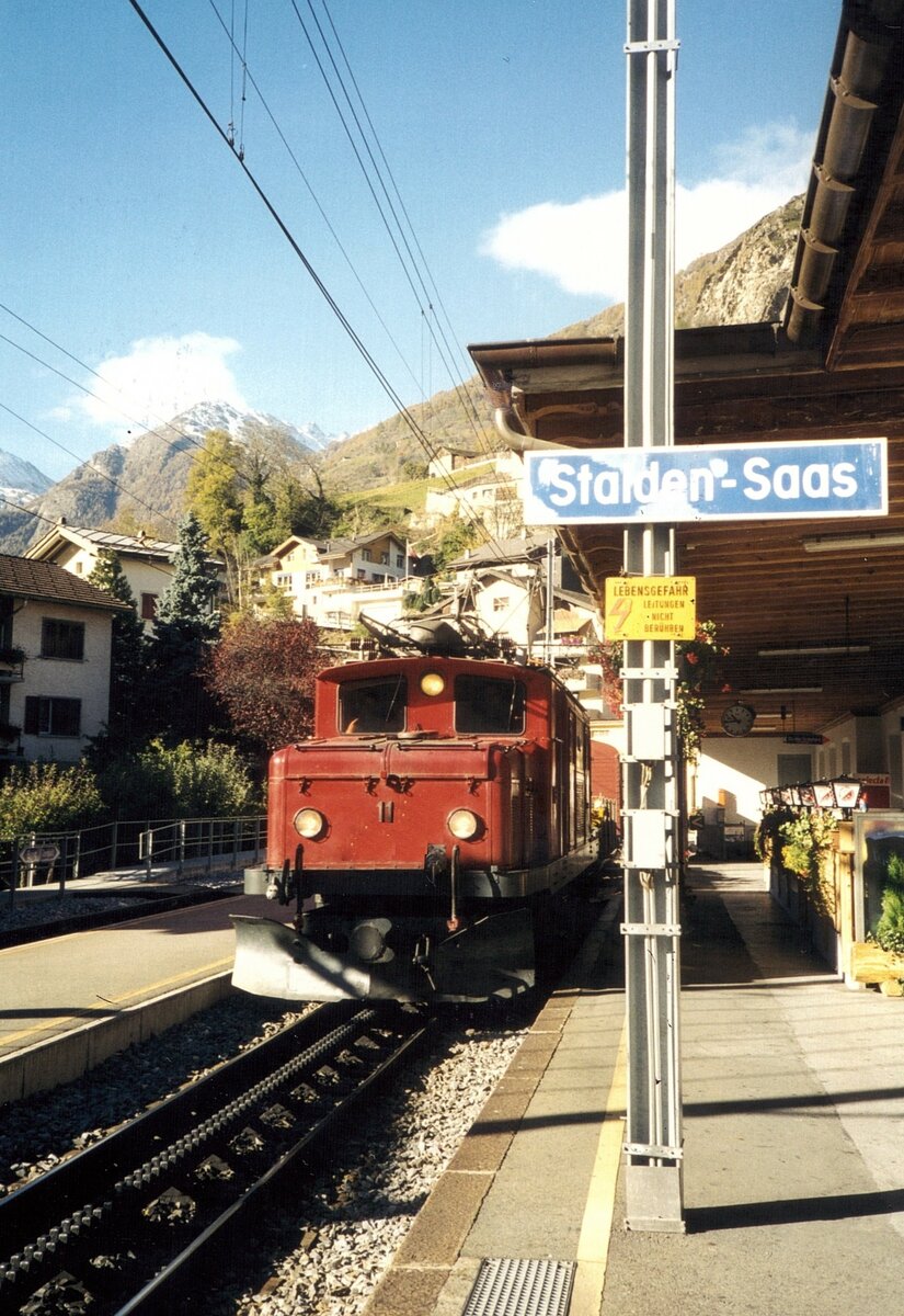 Krokodil HGe 4/4 11 der BVZ Brig-Visp-Zermatt-Bahn (Meterspur Adhäsions- und Zahnradbahn) im Bahnhof Stalden-Saas 799 m, im August 2002.