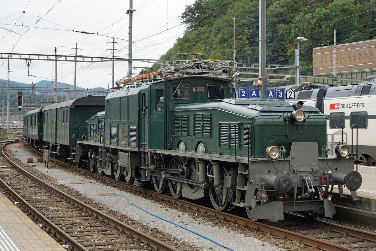 Krokodil - Plauschfahrten vom Samstag den 28. August 2021.
Die Sonderfahrten Olten - Basel über die alte Hauenstein-Linie wurden mit der Ce 6/8 lll 14305 und heimeligen Holzwagen der 3. Klasse geführt, anlässlich des Jubiläums 20 Jahre SBB Historic.
Bei der Überführung vom Bahnhof zum Depot Olten mit einem Tm.
Foto: Walter Ruetsch