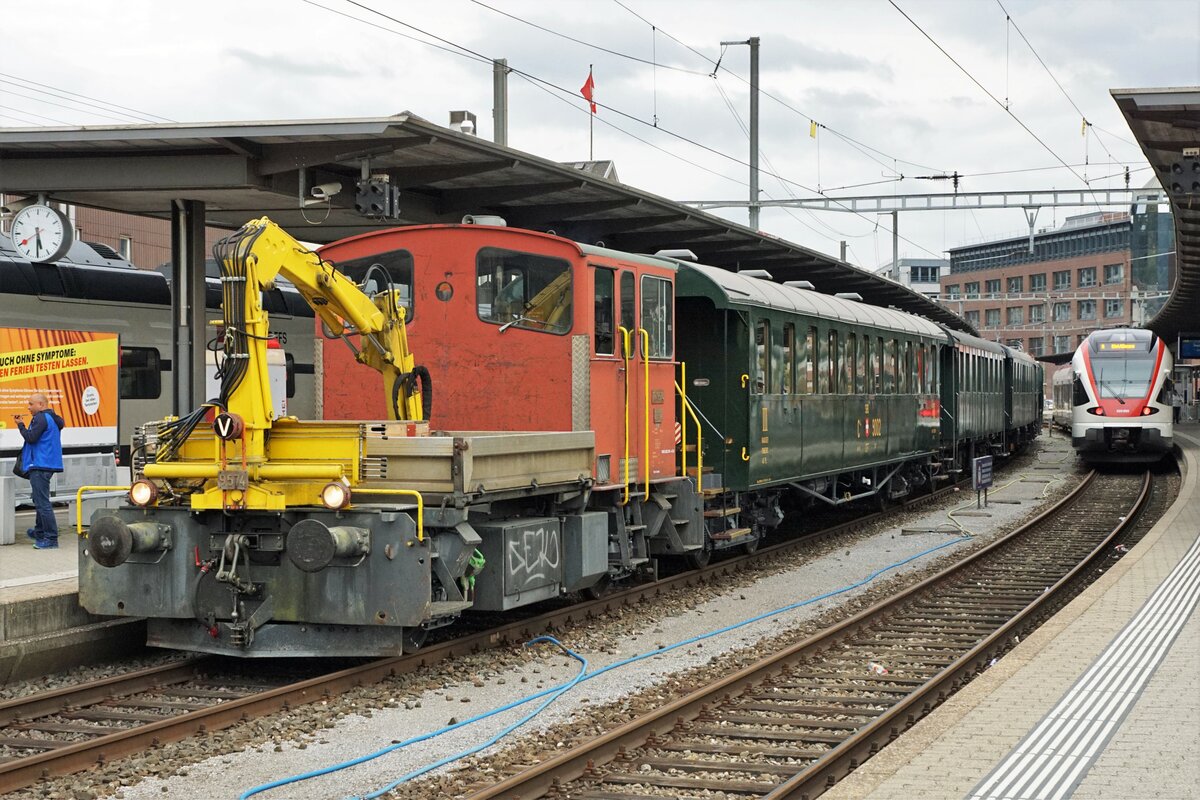 Krokodil - Plauschfahrten vom Samstag den 28. August 2021.
Die Sonderfahrten Olten - Basel über die alte Hauenstein-Linie wurden mit der Ce 6/8 lll 14305 und heimeligen Holzwagen der 3. Klasse geführt, anlässlich des Jubiläums 20 Jahre SBB Historic.
Bei der Überführung vom Bahnhof zum Depot Olten mit einem Tm.
Foto: Walter Ruetsch
