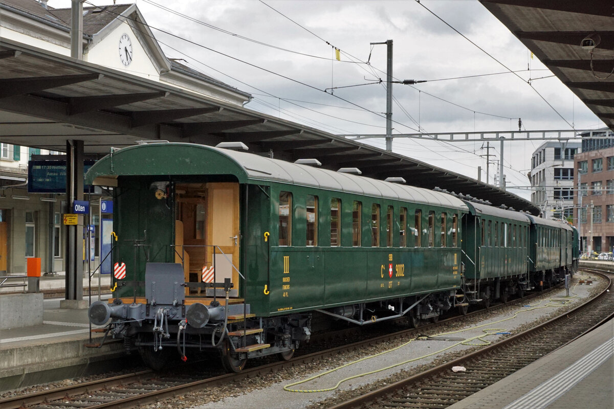 Krokodil - Plauschfahrten vom Samstag den 28. August 2021.
Die Sonderfahrten Olten - Basel über die alte Hauenstein-Linie wurden mit der Ce 6/8 lll 14305 und heimeligen Holzwagen der 3. Klasse geführt, anlässlich des Jubiläums 20 Jahre SBB Historic.
Der mitgeführte C4 9002 mit Baujahr 1909 ist ein 3.-Klasswagen mit offenen Plattformen auf beiden Seiten.
Kurz nach der Ankunft der letzten Fahrt in Olten.
Foto: Walter Ruetsch