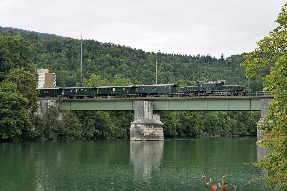 Krokodil - Plauschfahrten vom Samstag den 28. August 2021.
Die Sonderfahrten Olten - Basel über die alte Hauenstein-Linie wurden mit der Ce 6/8 lll 14305 und heimeligen Holzwagen der 3. Klasse geführt, anlässlich des Jubiläums 20 Jahre SBB Historic.
Auf der Aarebrücke Olten.
Foto: Walter Ruetsch
