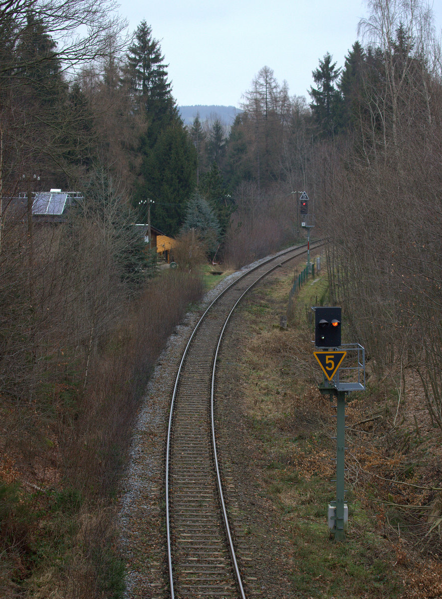 KS Signal und Signalwiederholer vor  Neukirch (Lausitz)West.
Strecke Neustadt(Sachsen)-Wilthen 13.01.2018 10:47 Uhr.
Aktuell wird die Strecke bis Oberottendorf befahren. 