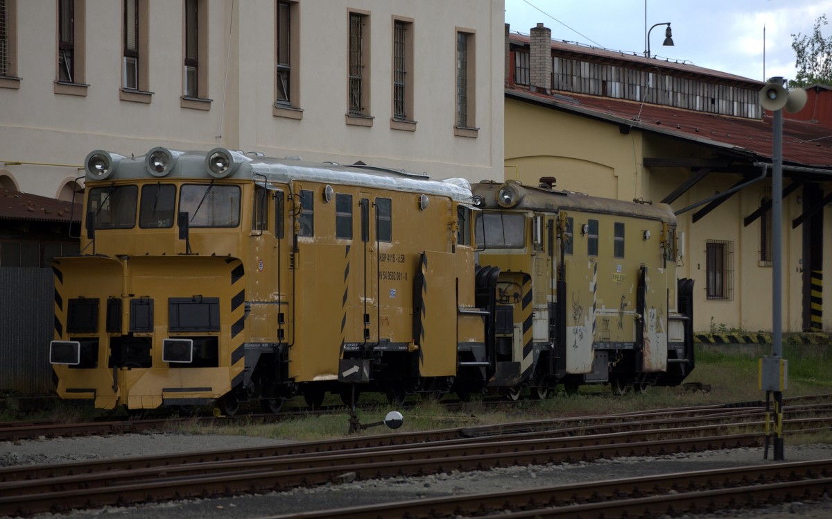 KSP 411S-C59, es dürfte sich um einen Schneepflug und ein zweites  baugleiches Exemplar  handeln, aufgenommen in Liberec. 30.05.2014  13:37 Uhr.