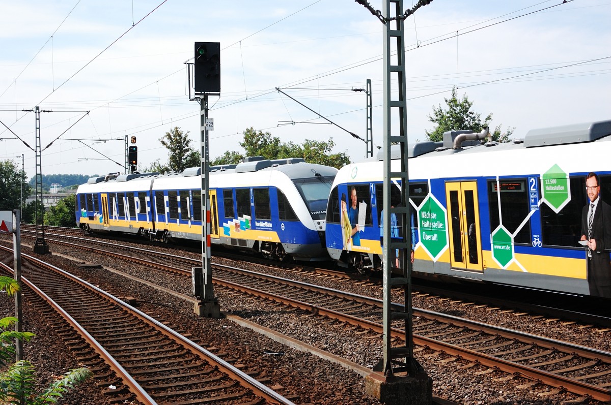 KST Signal im Bahnhof Neuss Am Kaiser. Im Hintergrund fhrt gerade eine Doppeleinheit VT 648 NWB als RE 10 nach Kleve vorbei.27.7.2013