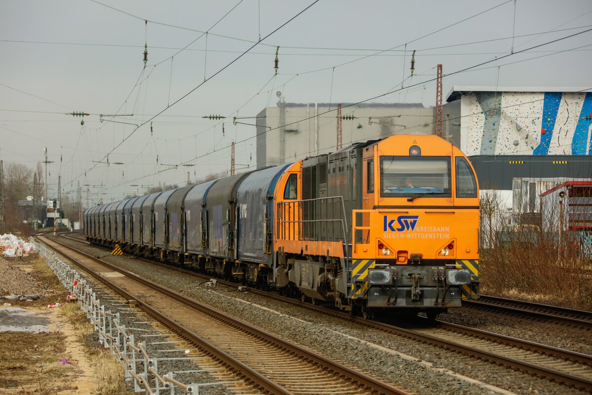 KSW 273 018 mit Stahlzug in Hilden, Januar 2024.