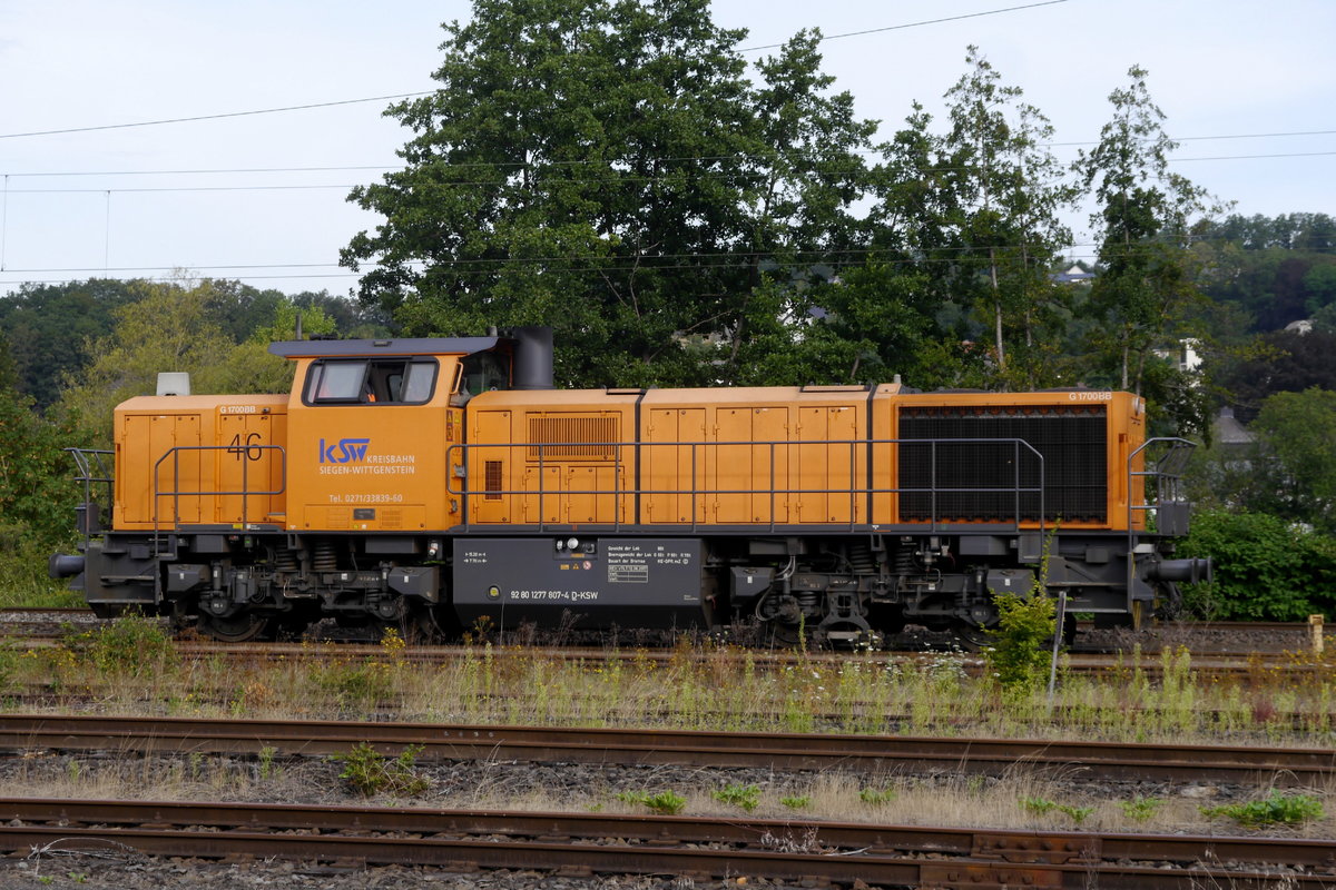 KSW-Lok 46 (277 807) auf der KBS 460 in Höhe des Kleinbahnhofs Scheuerfeld. Sie hat drei Flachwagen zum Beladen mit Opfern von Borkenkäfern in Scheuerfeld (WEBA) zugestellt (3.8.20). Gruß an Oliver.